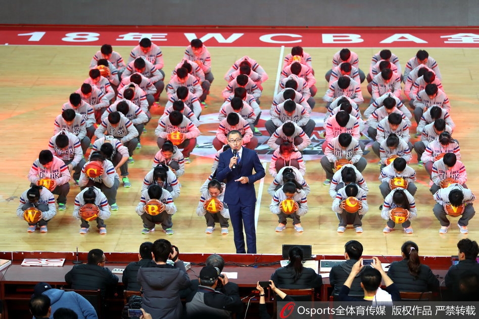 璀璨灯光照亮南昌国体中心,WCBA全明星周末的大幕在激昂的军乐与动感的旋律中轰然拉开,现场气氛瞬间被引爆。