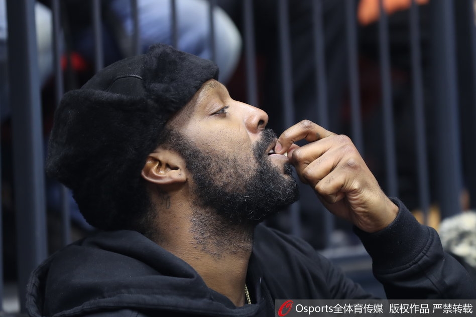 布莱切坐在替补席上开怀大笑,露出洁白的牙齿,似乎被队友的精彩表现完全逗乐了。