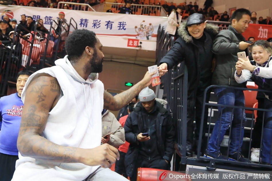 一位女球迷拿出手机拍下布莱切签名的瞬间,脸上洋溢着幸福的笑容,这无疑是属于她的珍贵记忆。