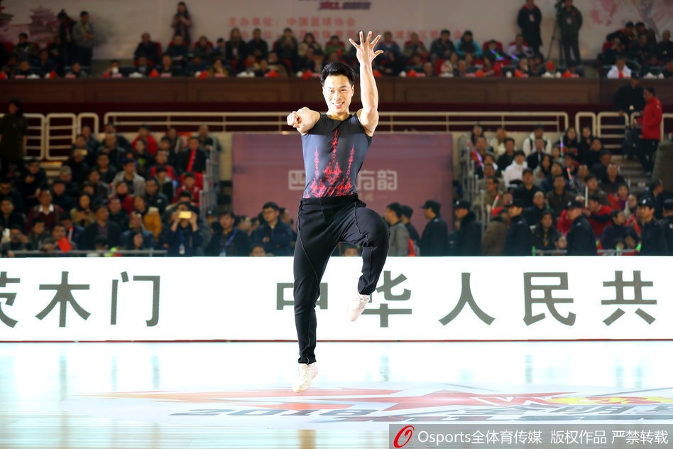 南区队球员犹如一道红色闪电,持球加速突破北区队的严密防线,她目光如炬,上篮瞬间身体在空中舒展开来,动作舒展而充满力量。