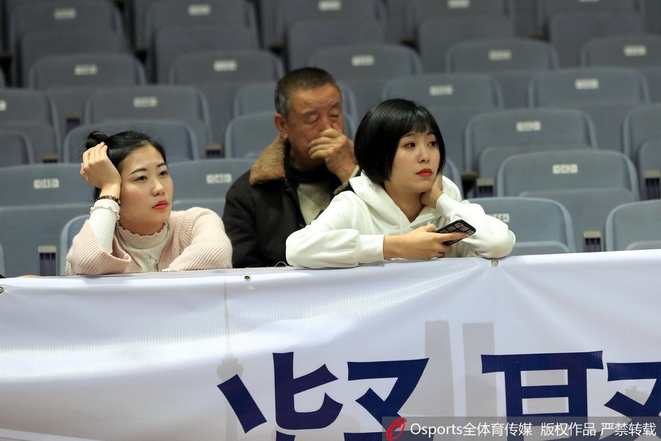 阳光穿过球馆穹顶，洒在一张精致的侧脸上。这位美女球迷正全神贯注地盯着赛场，连被摄像机悄悄捕捉都浑然不觉，纯净的气质与激烈的比赛形成绝美反差。