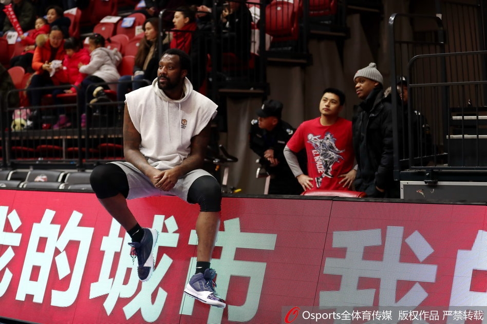 布莱切在场边与队友交流,脸上带着轻松的微笑,眼神专注地看着场内局势。