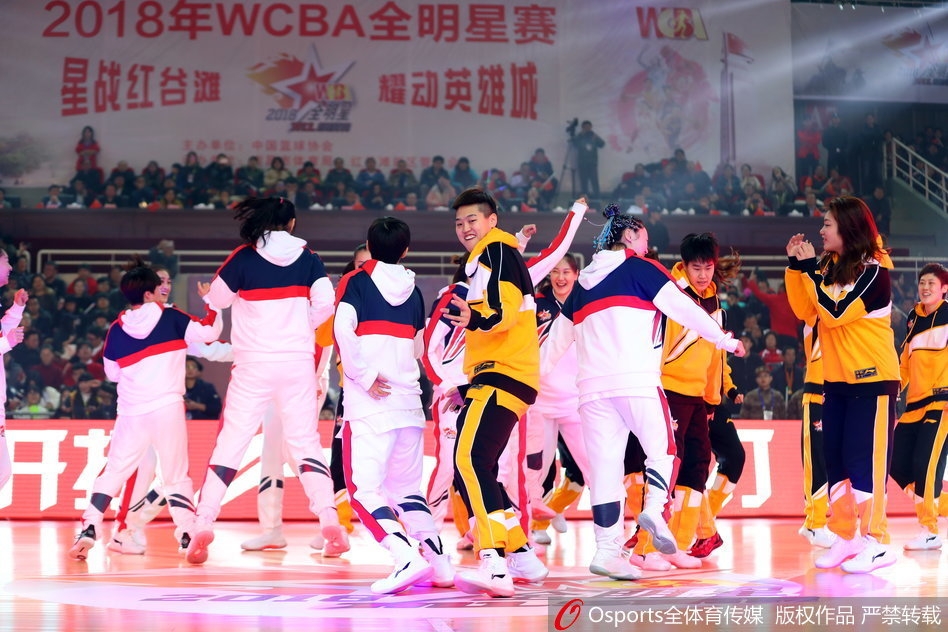 荣获MVP的南区队核心球员露雯手捧奖杯,面对镜头露出自信而甜美的微笑,汗水与荣光交织,她是今晚最耀眼的明星。