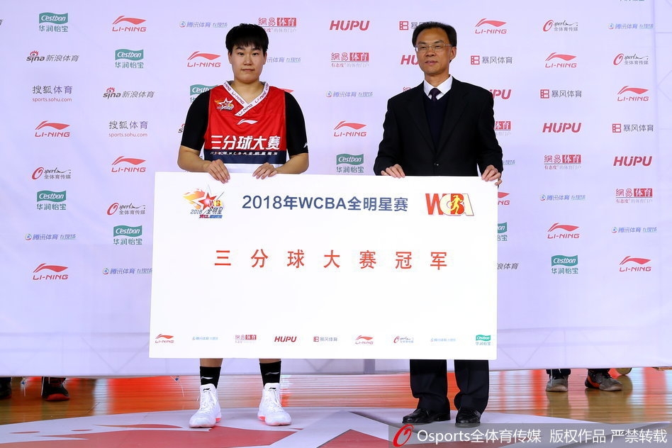 南区明星队的露雯在正赛中如入无人之境，面对北区两人的防守，她依然果断突破上篮，眼神中充满了必胜的信念与杀气，不愧为全明星赛MVP。