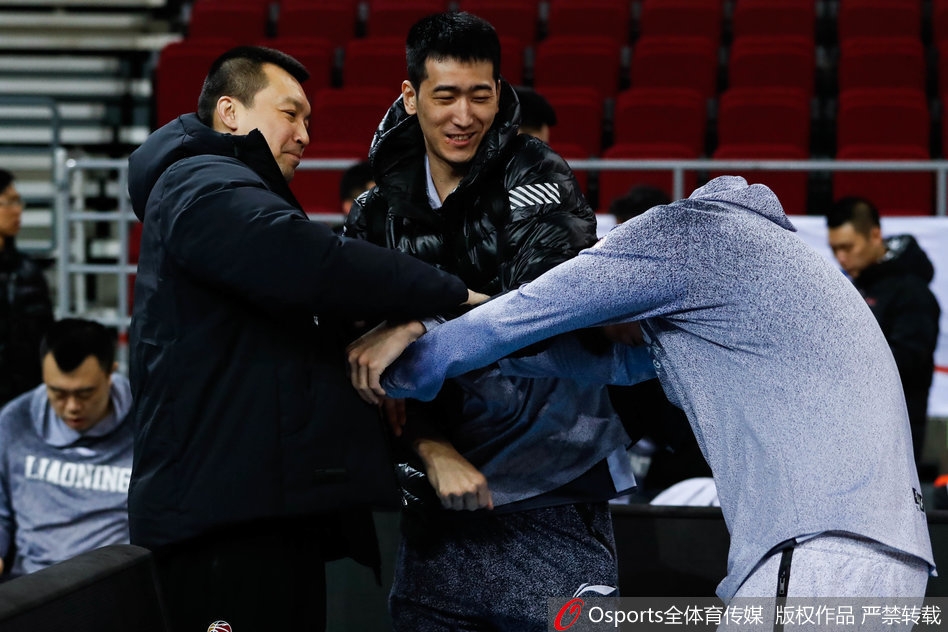 在队友的注视下，马布里完成一次标准的跳投，篮球在空中划出完美弧线。