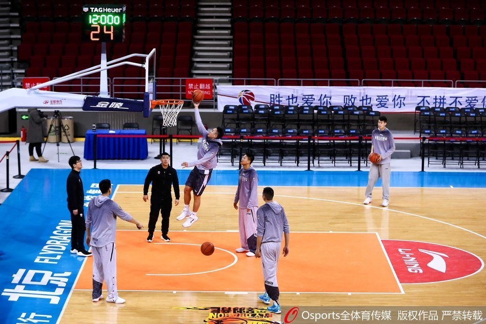 外援兰多夫在低位要球，马布里在高位指挥交通，两人默契十足。