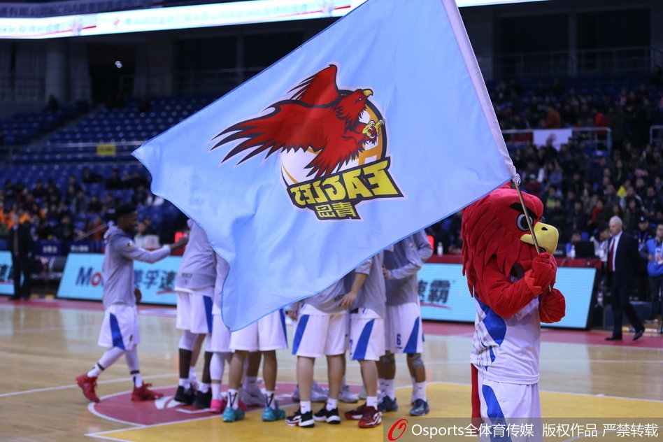 青岛队小外援吉布森在四川队球员的严密防守下,犹如一道黑色闪电划破禁区,他眼神坚定,正准备抛投得分。