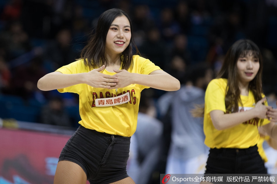 赛后，篮球宝贝们在清空的场地上进行最后的排练，她们一字排开，动作整齐而充满力量。虽然汗水已经浸湿了衣衫，但她们脸上依然洋溢着职业的微笑，为这场篮球盛宴画上了圆满的句号。