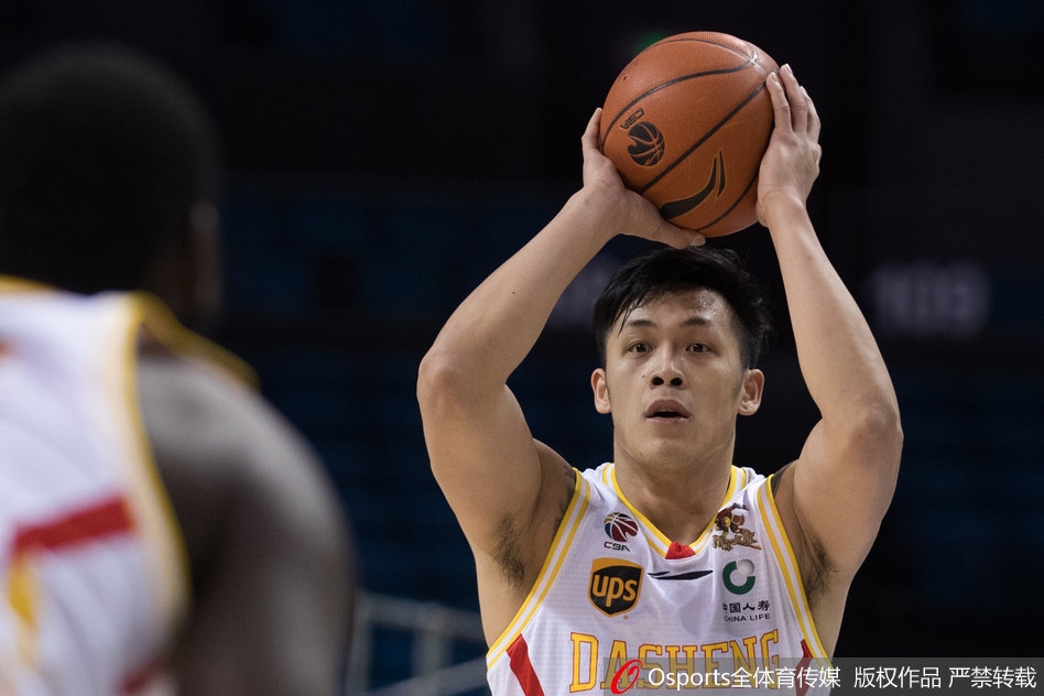 郭一飞在三分线外果断出手，篮球应声入网，他紧握拳头怒吼庆祝，这一球帮助球队将领先优势首次扩大到二十分以上。