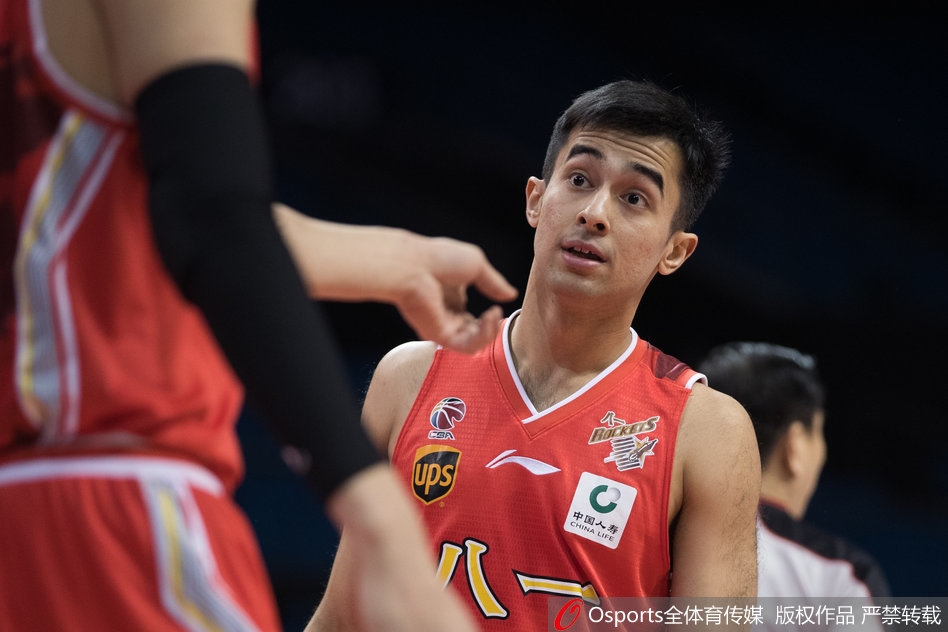 同曦外援希克森在八一内线群中腾空而起，以一记势大力沉的单手劈扣点燃全场，展现绝对的内线统治力。