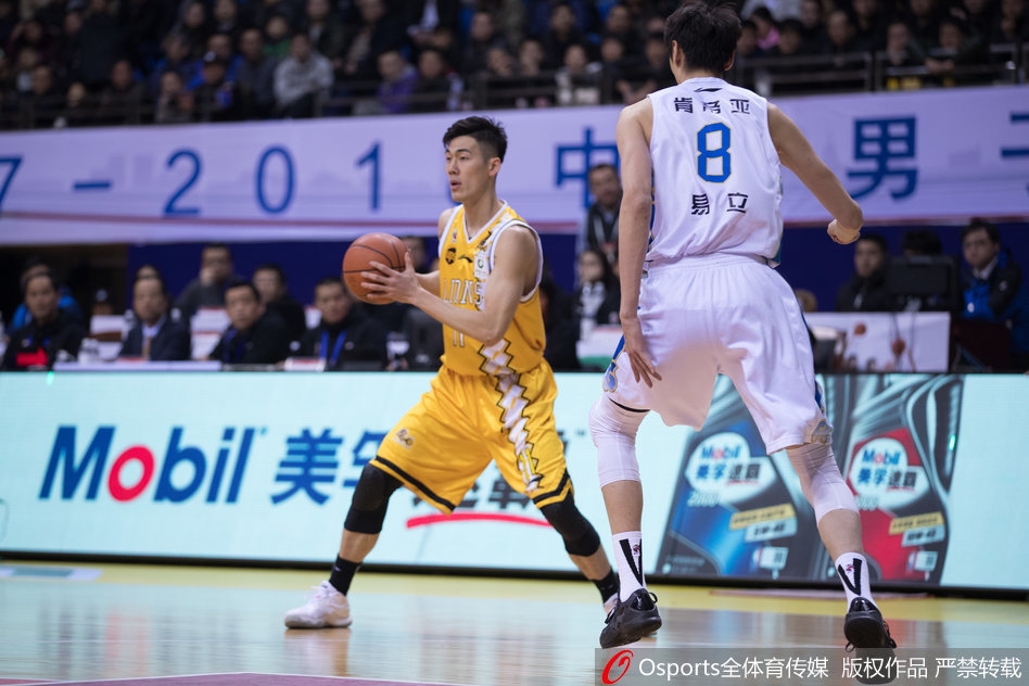 江苏老将易立持球面对广厦防守,他利用经验一个假动作晃开空间,随后稳健地中距离出手,球衣随着动作飘扬,写满了坚守。