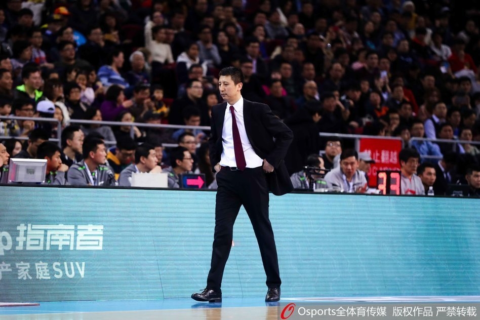 郭士强指导在场边难掩心中焦急，他眉头紧锁，嘴唇微张，似乎正在向裁判大声申诉，双手摊开表达着对刚才那次判罚的极度不解。辽宁替补席上的队员们也纷纷起身，目光紧盯着场上局势，整个球馆弥漫着紧张的气息。