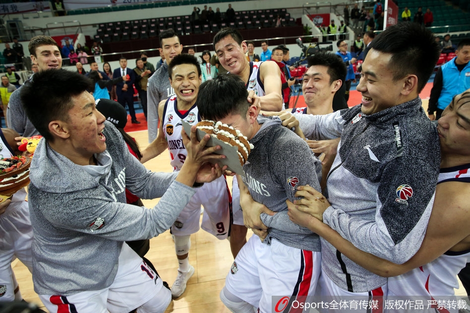 在一片欢声笑语中,衡艺丰闭上眼许下心愿,站在他身旁的队友们则早已蓄势待发,准备送上最热烈的“蛋糕袭击”。