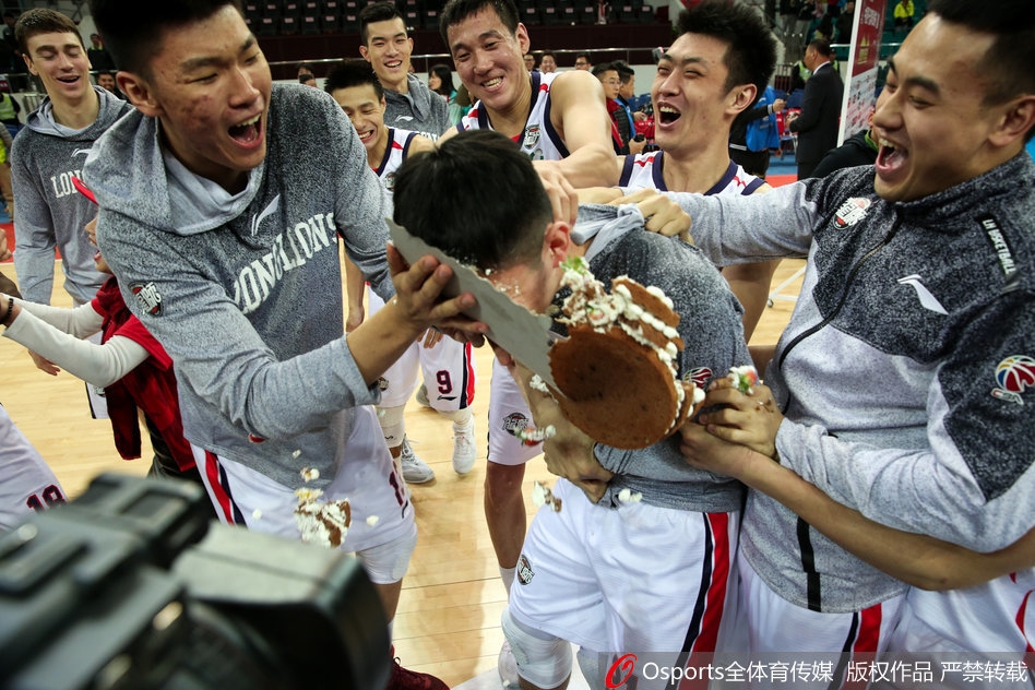 恶作剧成功的队友们迅速散开,留下满身奶油的寿星,整个更衣室里充满了快活的空气,庆祝气氛达到最高潮。