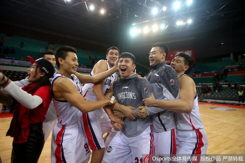 庆祝过后,衡艺丰在队友的帮助下清理脸上的奶油,虽然满身狼藉,但脸上洋溢的笑容证明了他此刻内心的快乐与感动。