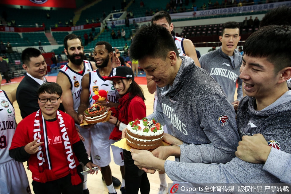 尽管被蛋糕糊住了眼睛,衡艺丰却丝毫不在意,脸上依然挂着灿烂而幸福的笑容,享受着来自团队的独特关爱。