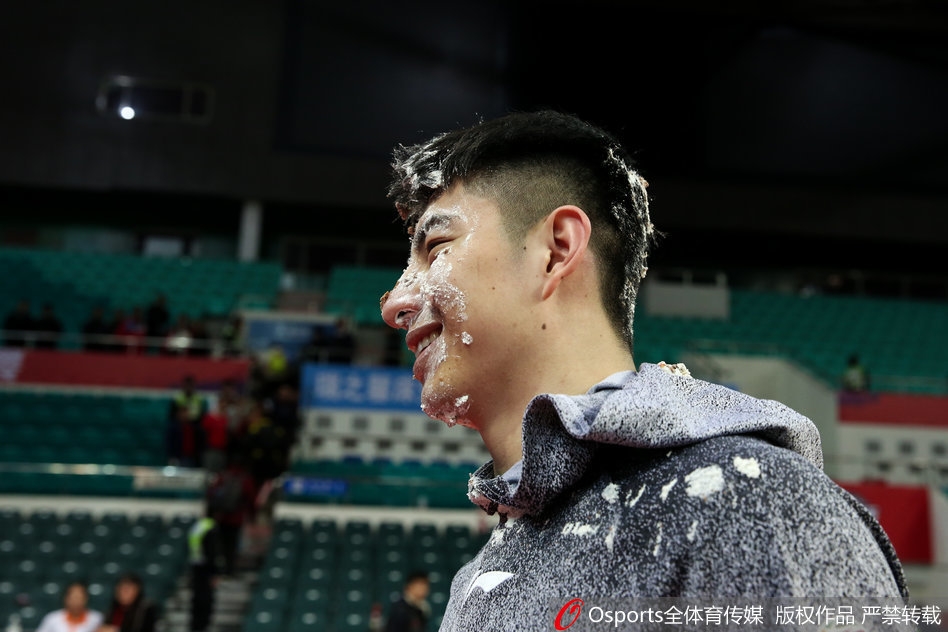 寿星衡艺丰在毫无防备的情况下,被队友们用蛋糕结结实实地盖在了脸上,瞬间奶油四溅,场面欢乐无比。