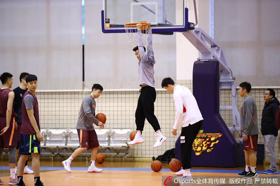 轩轩与广东宏远队全体人员合影留念,在这张充满温情的大合照中,穿着红色衣服的轩轩站在人群中央,被爱的力量紧紧包围。