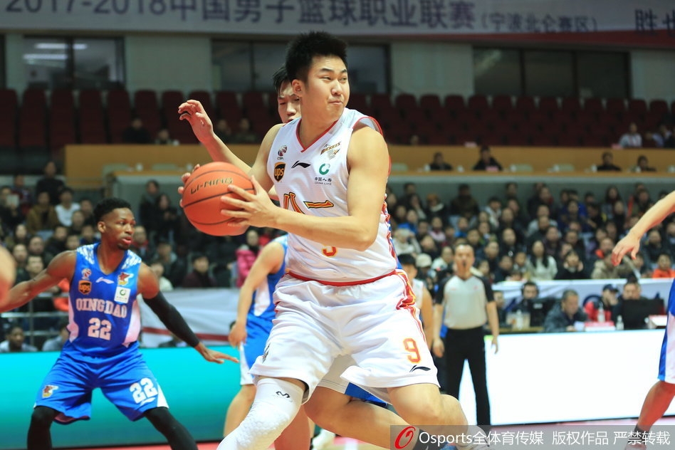 八一队付豪在篮下展现出年轻人的冲劲,他高高跃起,在与青岛队高大内线的对抗中强硬地将球补进篮筐。