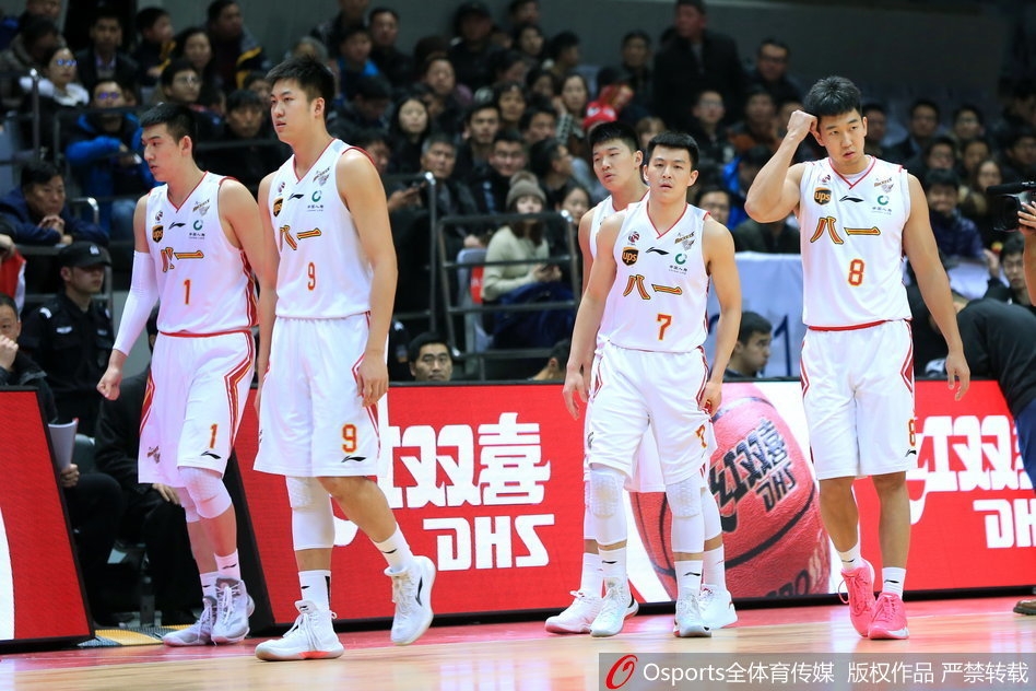 青岛队中锋苏伟在八一队篮下展现出强大的统治力,他背身单打后转身勾手,篮球划出一道美妙的弧线落入网窝。