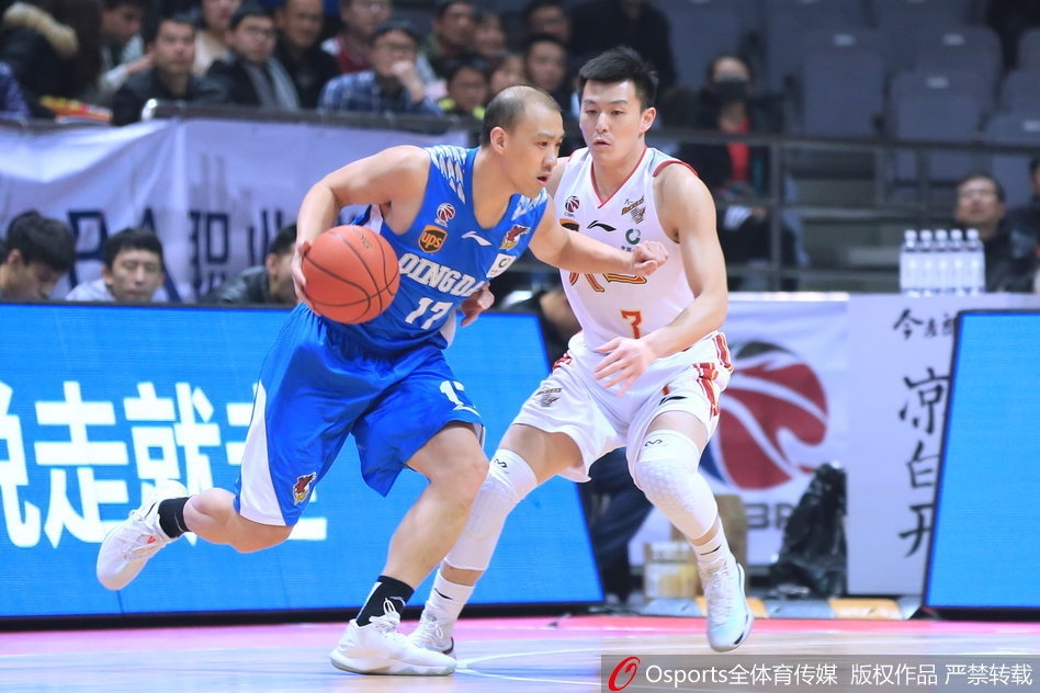 青岛队球员高尚持球快速突破,面对八一队的补防球员,他毫无惧色,用一次漂亮的欧洲步上篮取分。