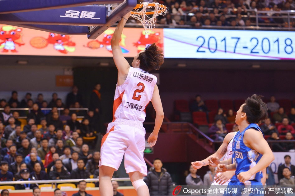 山东高速主帅凯撒在场边激情指挥，他的大手一挥，示意球队继续扩大优势，整个教练组都随着比赛的节奏而热血沸腾。