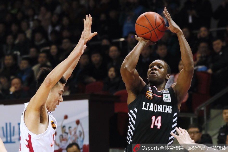 赵继伟鬼魅般突破吉林防线，眼神看向弱侧，却突然击地传球穿越三人防守，人到球到，助攻队友轻松上篮得分。