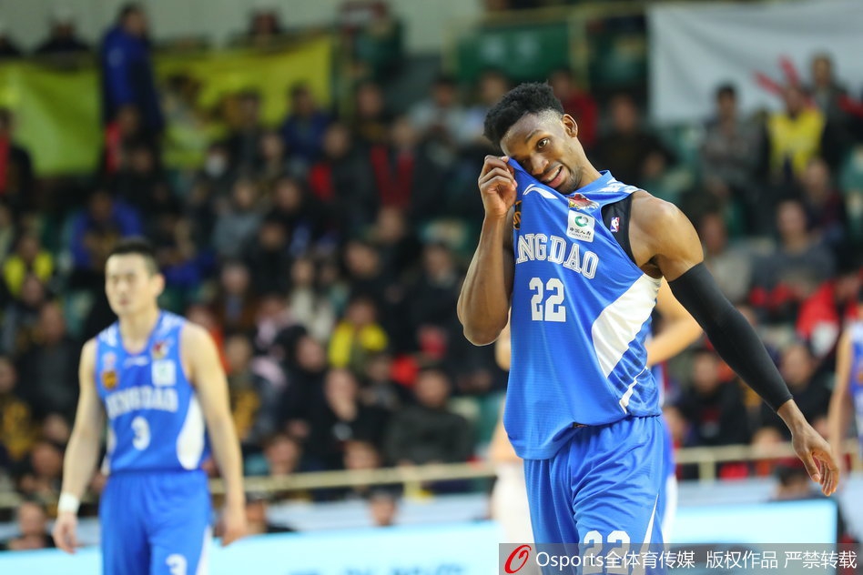 青岛外援吉布森在广厦严防死守下强行干拔三分,球在空中划出美妙弧线直钻网心。