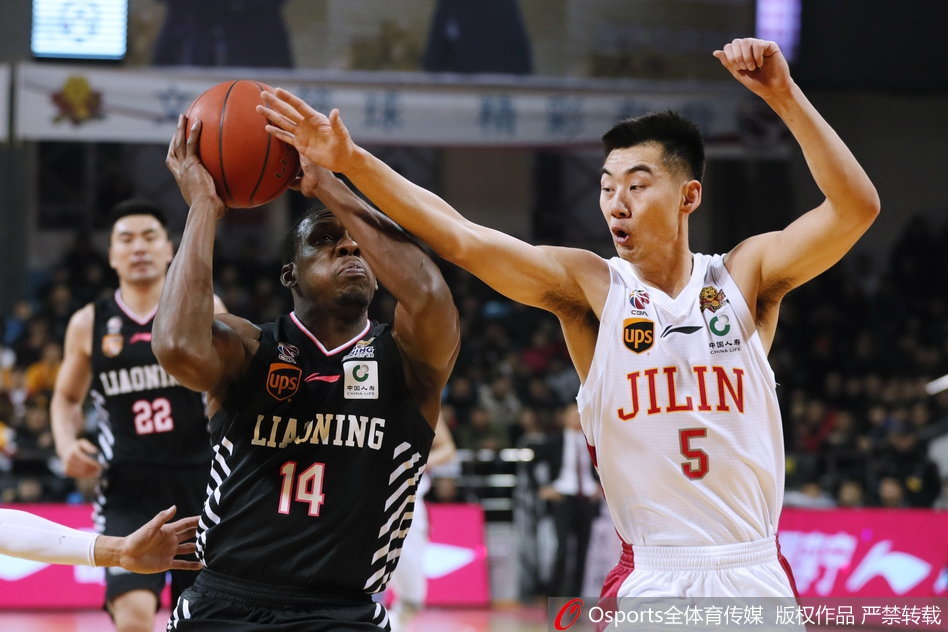 韩德君在吉林队三人合围中强行转身，利用庞大的身躯碾开防守，指尖轻轻挑篮，展现出与他体型不符的柔和手感。