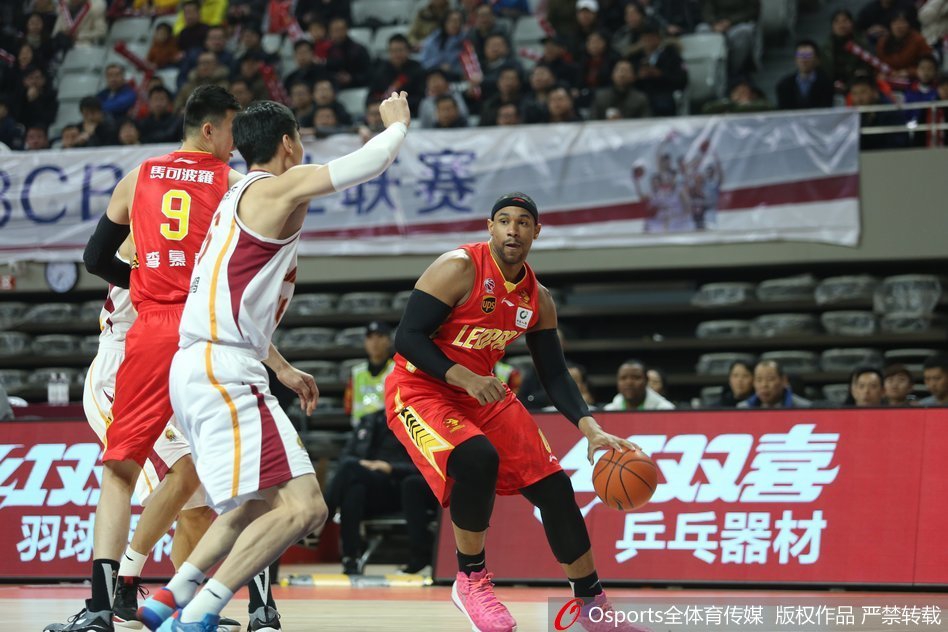 浙江队外援威姆斯高速运球突破，他的身影如一道白色闪电，面对深圳队的防守悍将，他毫无惧色，眼神专注地寻找着传球或得分的良机