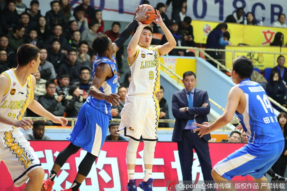 广厦年轻后卫孙铭徽快速反击中利用节奏变化跳步上篮,在青岛队员封盖之前将球稳稳放进篮筐。