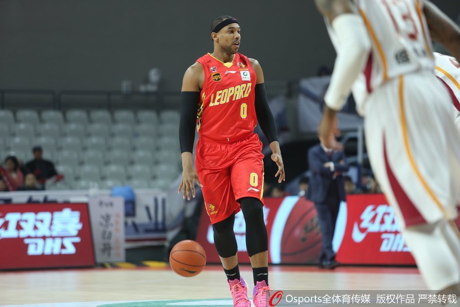 深圳外援萨林杰在浙江队多名内线球员的围堵下，依然强硬地将球送入篮筐，眼中充满杀气和必胜的决心