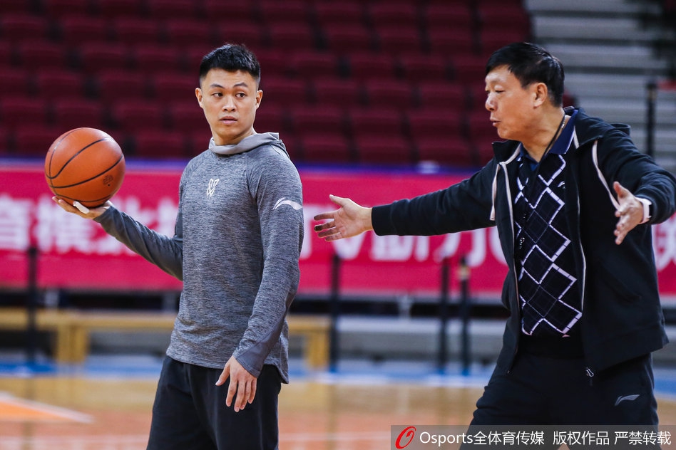 在空旷的新疆男篮训练馆中,西热力江双手叉腰,目光深邃地望向远方,仿佛在审视内心与对手的战场