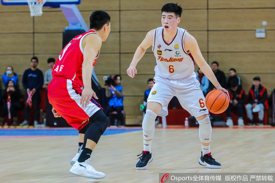 比赛结束瞬间广州队球员们紧紧相拥，庆祝这场来之不易的客场胜利