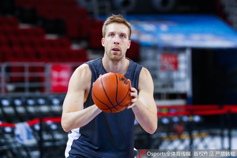 北京首钢球员朱彦西在训练中进行外线投篮，专注瞄准篮筐