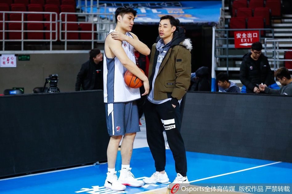 北京首钢男篮赛前备战，翟晓川在训练中神情专注，目光如炬