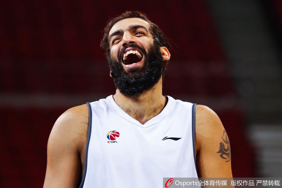 哈达迪在训练中开怀大笑，露出标志性笑容，轻松气氛感染全队