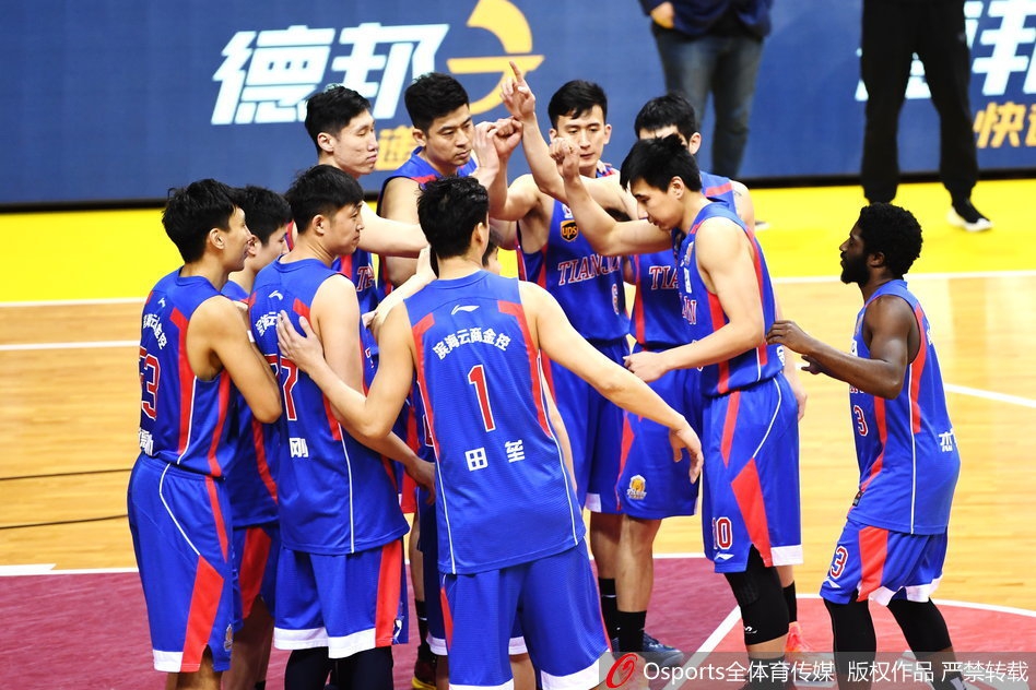 布鲁克斯在防守球员的围堵下,眼神如炬,高高跃起干拔三分,篮球在空中划出一道美妙的弧线直坠网窝,瞬间点燃了整个主场的气氛。