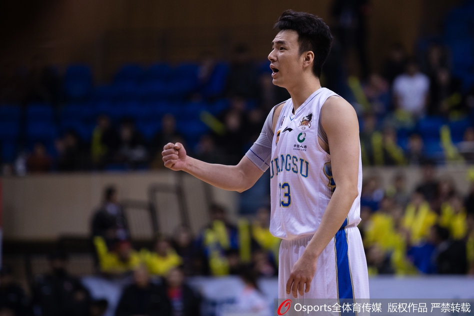 内线悍将吴冠希与对手在篮下展开激烈肉搏,他卡住有利位置,用一记势大力沉的单手劈扣终结进攻,强悍的身体对抗让现场球迷爆发出震耳欲聋的欢呼。