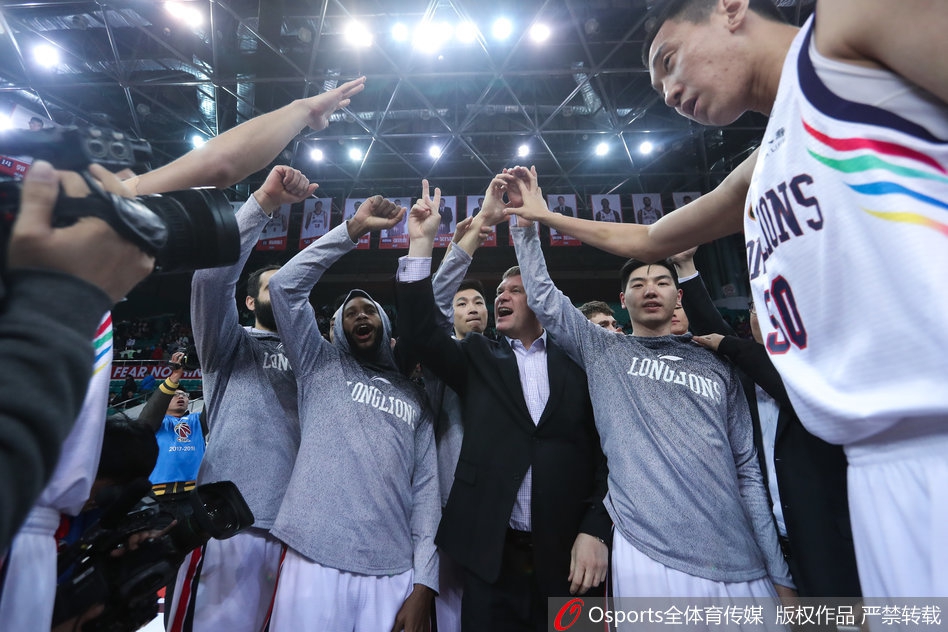 崔万军指导被兴奋的弟子们高高抛起,这一刻,所有的战术布置与辛勤汗水都化作了拥抱成功的喜悦。