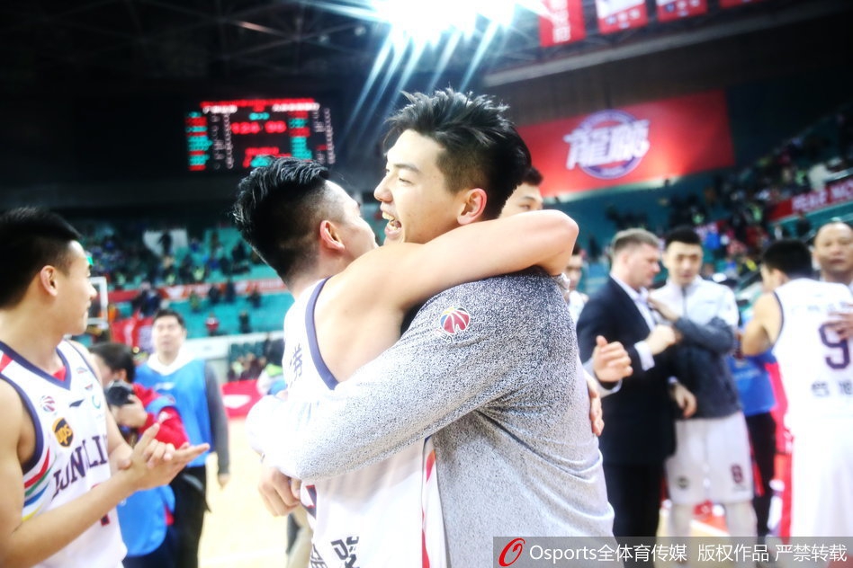 天河体育馆夜如白昼,龙狮众将围成同心圆,伴随着漫天彩带振臂高呼,记录这一属于广州篮球的历史性时刻。