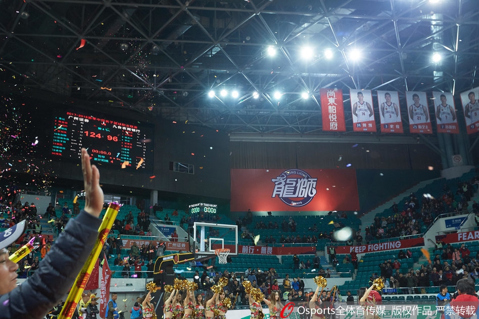 桑尼在人群中高高跃起,以一敌三强硬上篮,皮球在空中划出美妙弧线,彰显着不可阻挡的必胜信念。