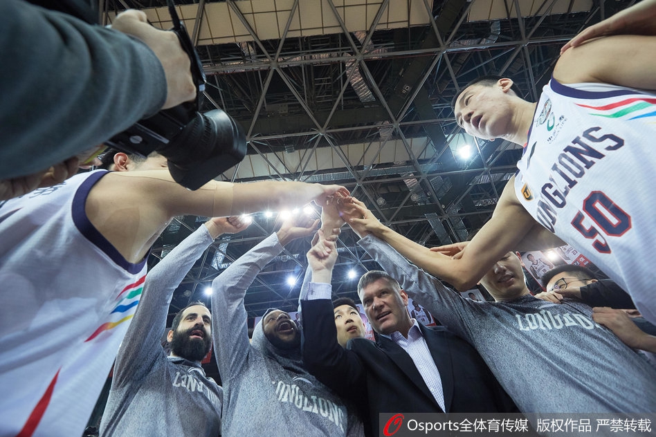 小将范子铭在吉林队高大内线面前高高跃起,眼神坚毅地摘下前场篮板,青春的活力在这一刻闪耀全场。