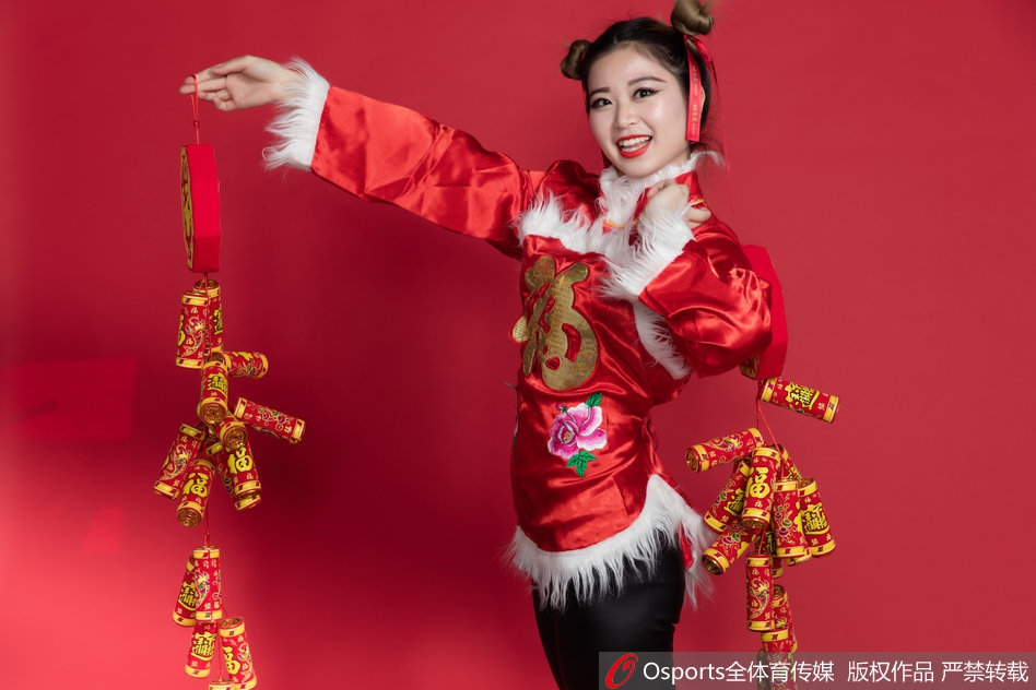 篮球宝贝们身着一袭火红民俗盛装，笑靥如花，在镜头前灵动跳跃，仿佛将新春的喜庆与活力一同定格。