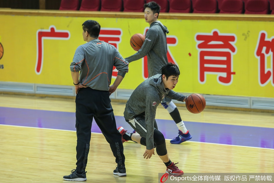 助理教练李晓勇认真观察训练,他作为辽宁篮球的传奇,正在辅助李春江打造这支全新的冠军之师。
