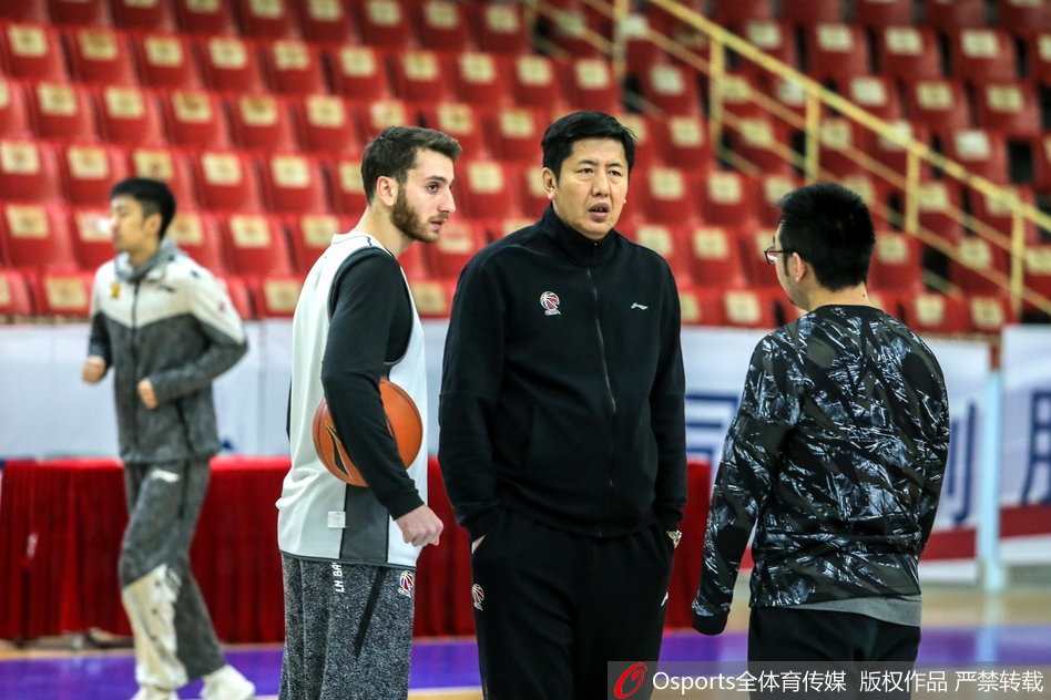 全体球员围成一个圈,马布里站在圆心振臂高呼,新外援和队友们齐声响应,团结一心的气势仿佛要冲破训练馆的屋顶,直指明日的战场。