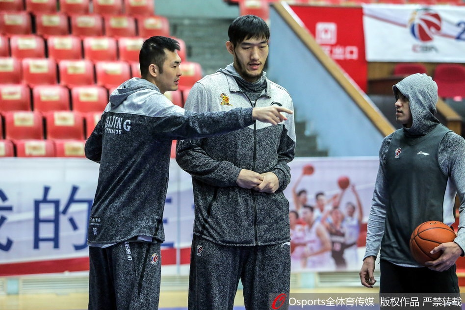 训练馆的灯光下,马布里眉头微蹙,侧耳倾听新外援的跑位想法,两人在战术板前比划着手势,仿佛在破解一道关于胜利的方程式。