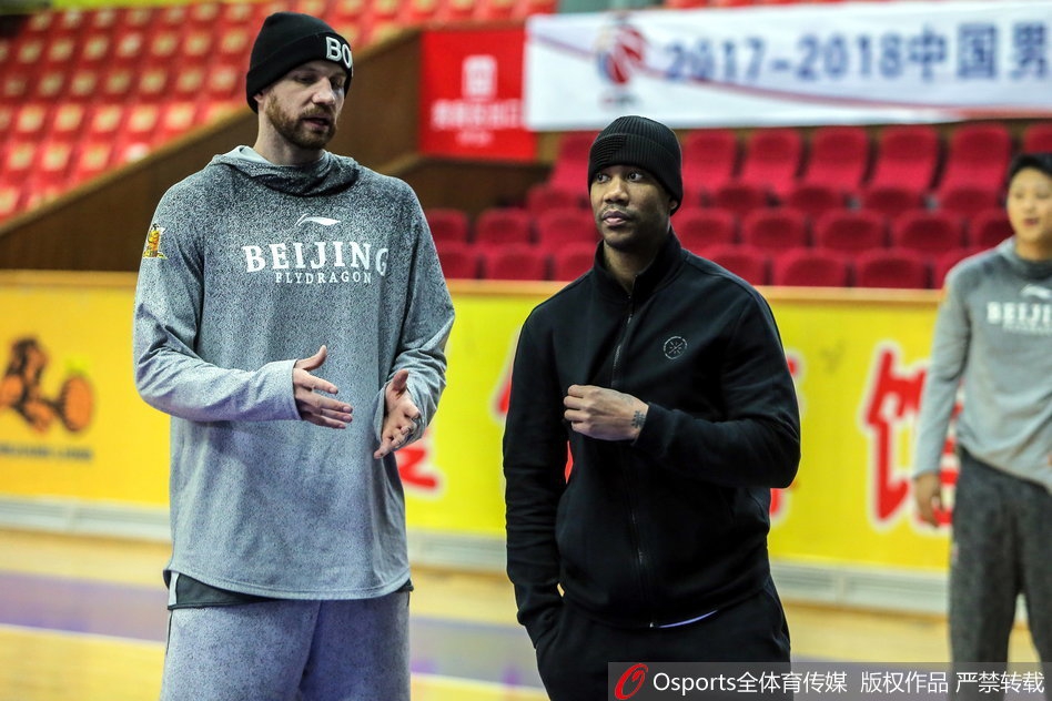 新外援在一次暴扣得手后,马布里兴奋地走上前去与他撞胸庆祝,两人的笑容在训练馆的背景下显得格外灿烂,默契在这一刻尽显无遗。