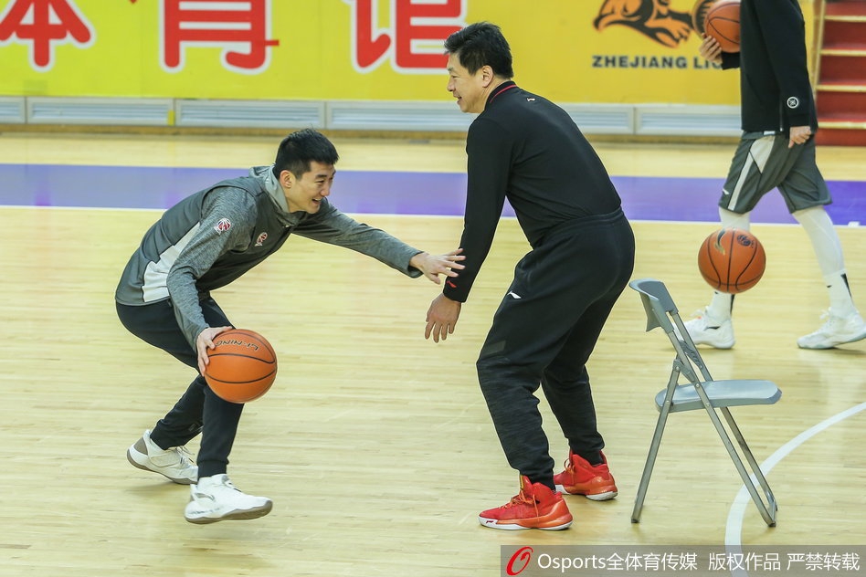 内线支柱胡金秋在对抗中勾手投篮,动作柔和而坚定,仿佛将平时的汗水都化作了篮筐上的音符。