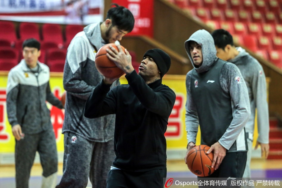 训练结束后,马布里与新外援并肩坐在场边,两人一边拉伸一边复盘着刚才的配合,身后是空旷的看台,仿佛预示着新老交替的序曲正在悄然奏响。